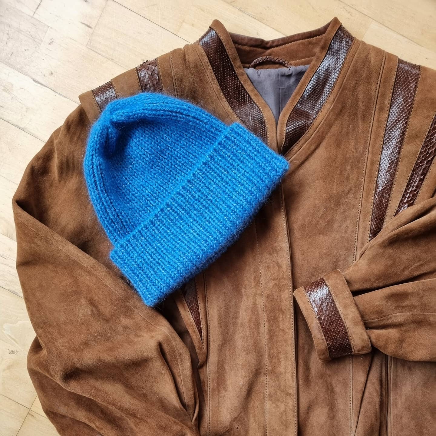 blue single ribbed beanie