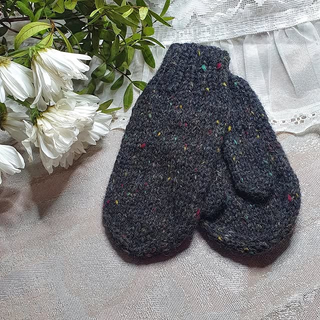 Mittens by gloaprjonar