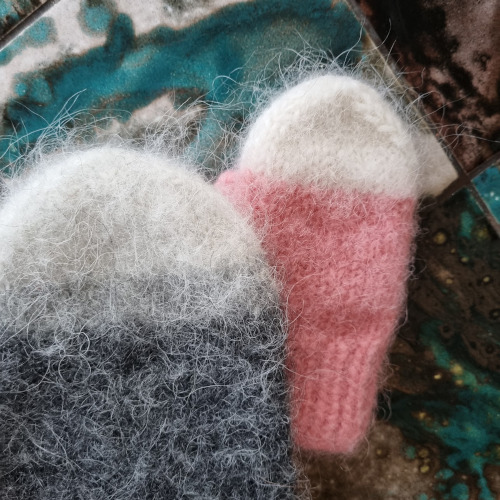 Gráir og bleikir þæfðir vettlingar